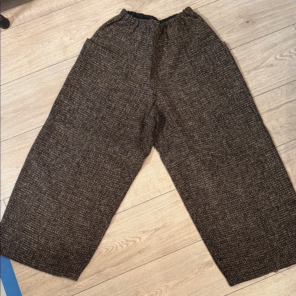 Woman’s brown wool  Capri pants